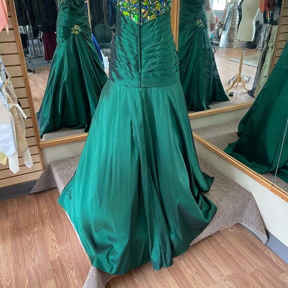 Green Formal Gown by BLUSH with Multi colored stones Size 8 WSL FREE SHIRT - Picture 5 of 11